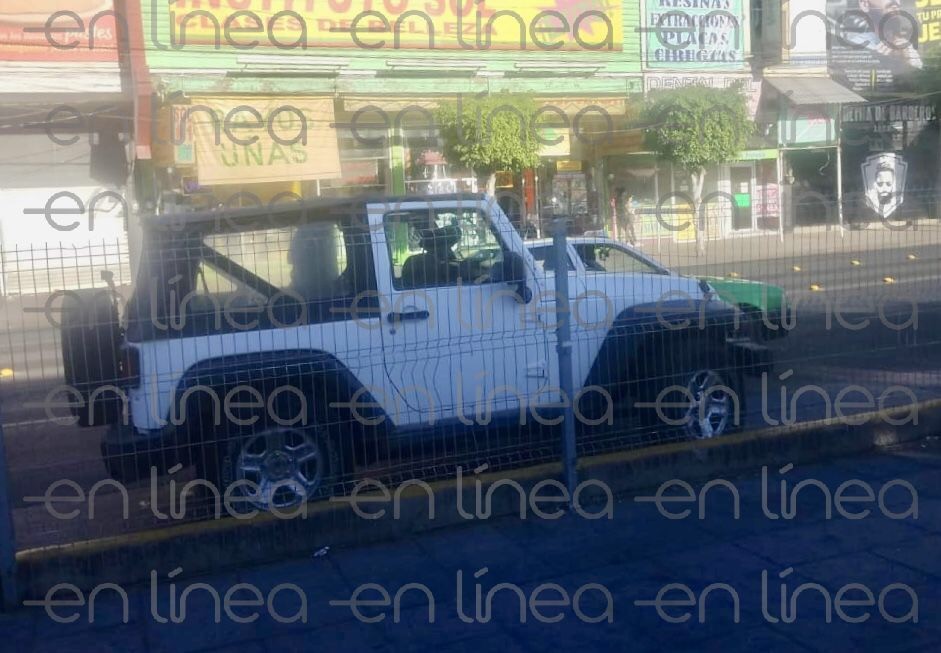 Roban camioneta de la Dirección de Tránsito ¡afuera de comandancia!