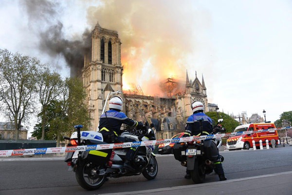Notre Dame en llamas, colapsa techo y una de sus emblemáticas torres