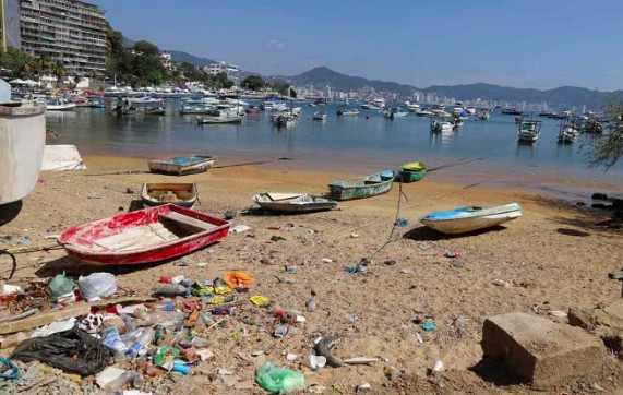 Turistas dejan 400 toneladas de basura en Acapulco