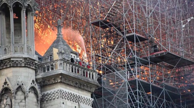 Obreros de Notre Dame fumaban en andamios