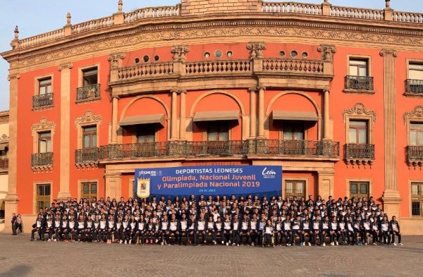 Abanderan a deportistas leoneses rumbo a la Olimpiada Nacional