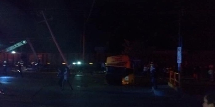 Roban tráiler cargado con alfalfa y avena