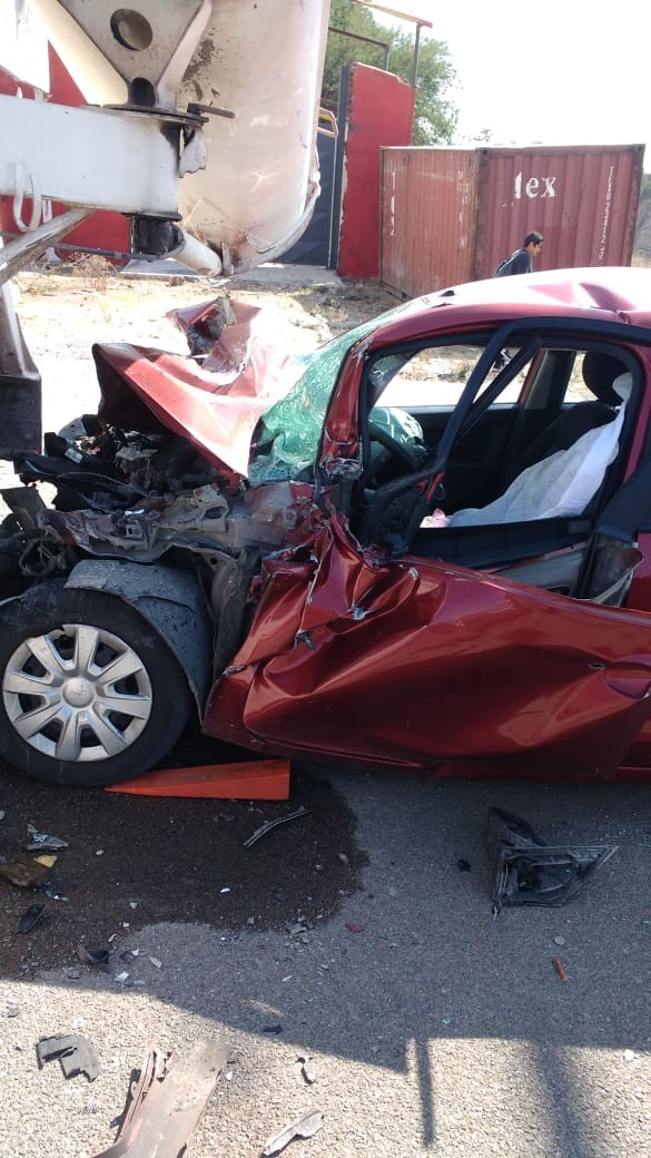 Muere hombre prensado por revolvedora y camioneta