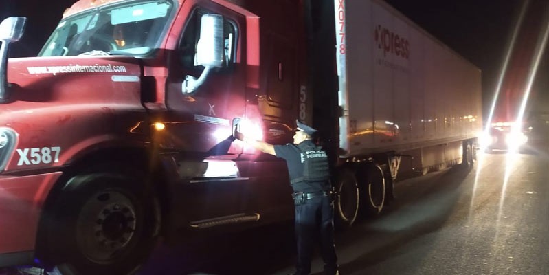 Abandonan tráiler robado con productos de línea blanca