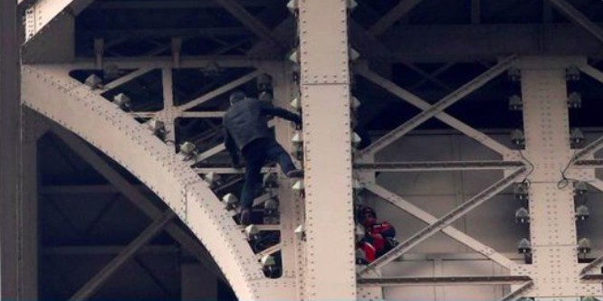 Desalojan Torre Eiffel por hombre escalando
