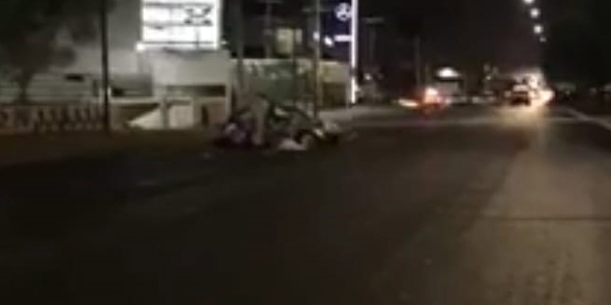 Se destruye Beetle al chocar contra un muro de contención, un muerto y un lesionado