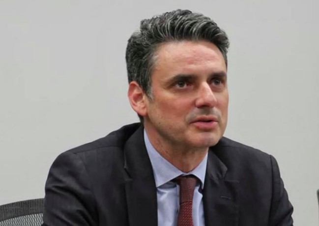 Renuncia García Alcocer, presidente de la CRE