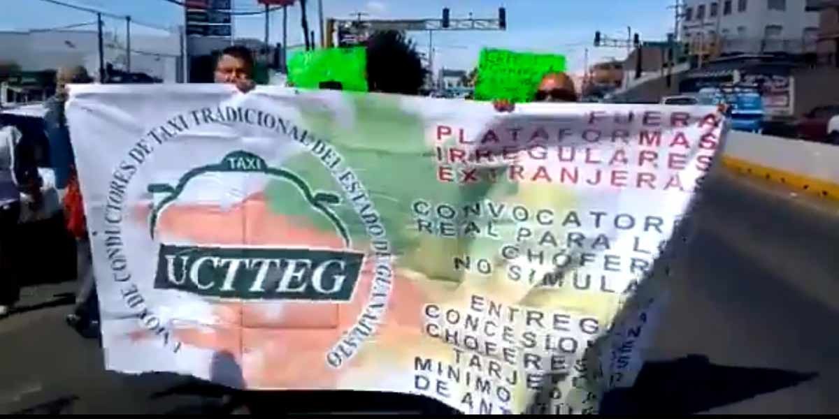 Taxistas se manifiestan contra plataformas digitales en Guanajuato