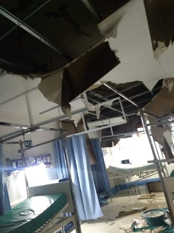 Cae techo en clínica del IMSS, desalojan a pacientes