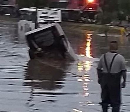 Muere operador de transporte urbano ahogado en su auto; iba a trabajar