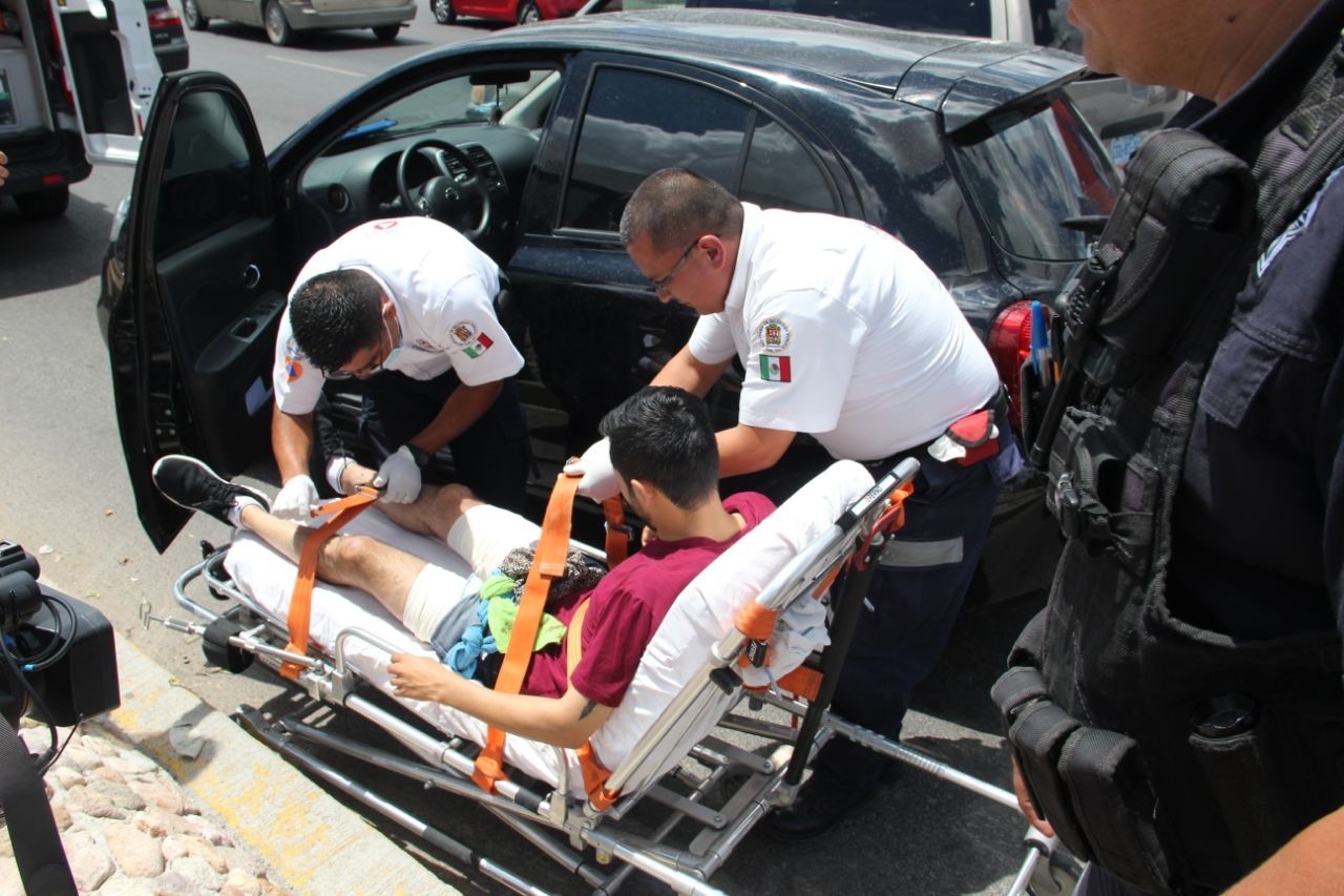 Balean a joven para robarle nómina al salir de un banco