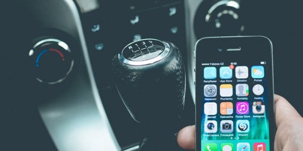 Piden sancionar a elementos de seguridad que utilizan el celular al manejar