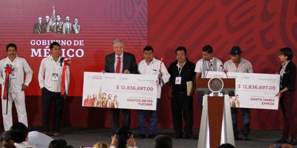 Entrega AMLO a dos municipios de Oaxaca 28.4 mdp recaudados en subasta