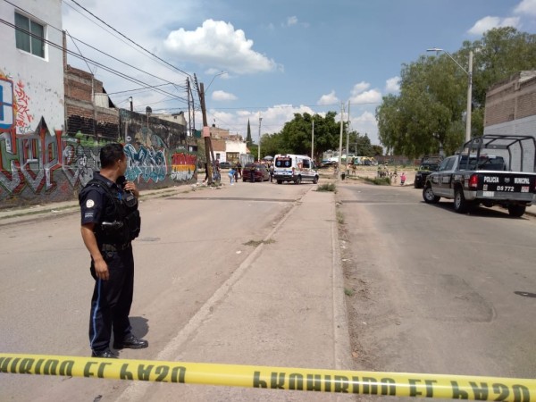 Muere hombre baleado dentro de su vehículo