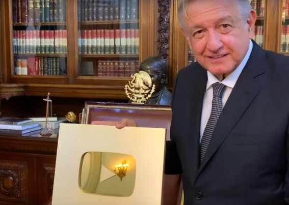 Presume AMLO botón de oro de Youtube por más 1 millón de suscriptores