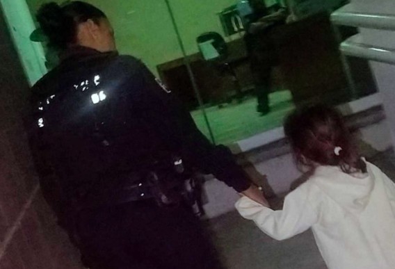 Hallan a niña caminando sola en la madrugada