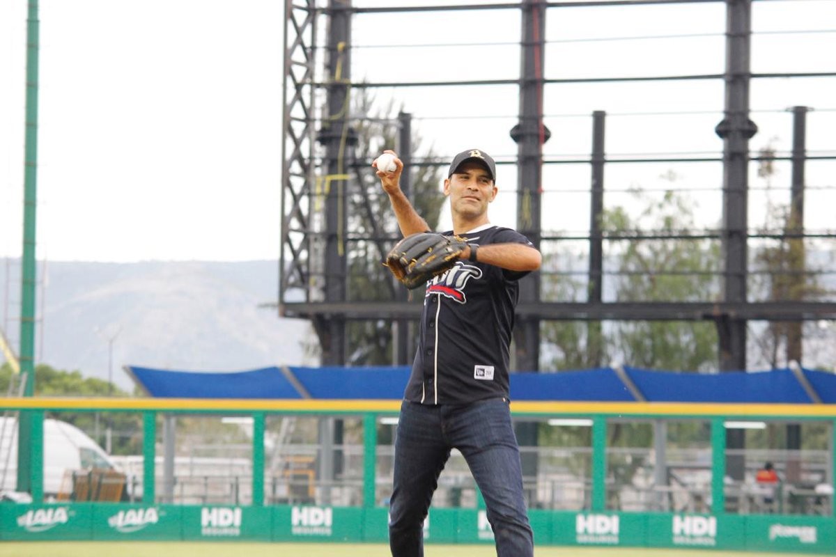 Visita Rafa Márquez a los Bravos de León