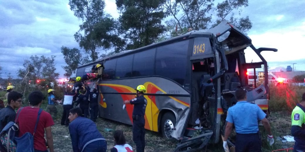Choque de camión deja 15 pasajeros lesionados