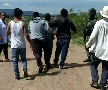 Desafían 'huachicoleros' y pobladores a militares en Irapuato