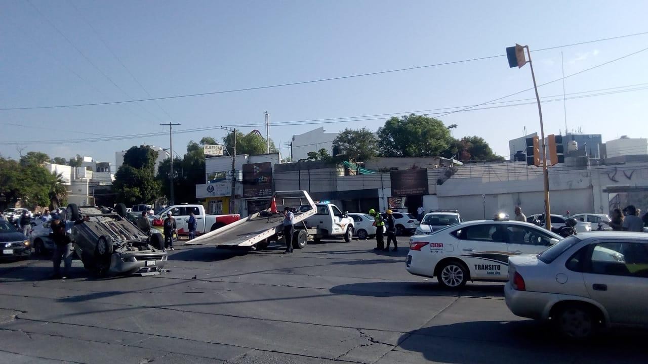 Volcadura en Insurgentes y Avenida León, una mujer lesionada