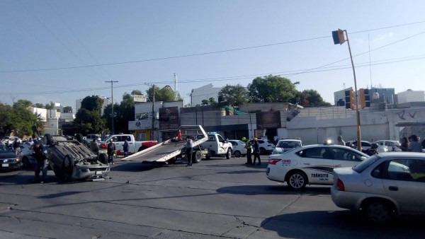 Volcadura en Insurgentes y Avenida León, una mujer lesionada
