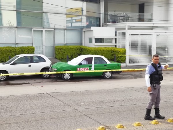 Muere taxista por infarto y choca contra auto en López Mateos