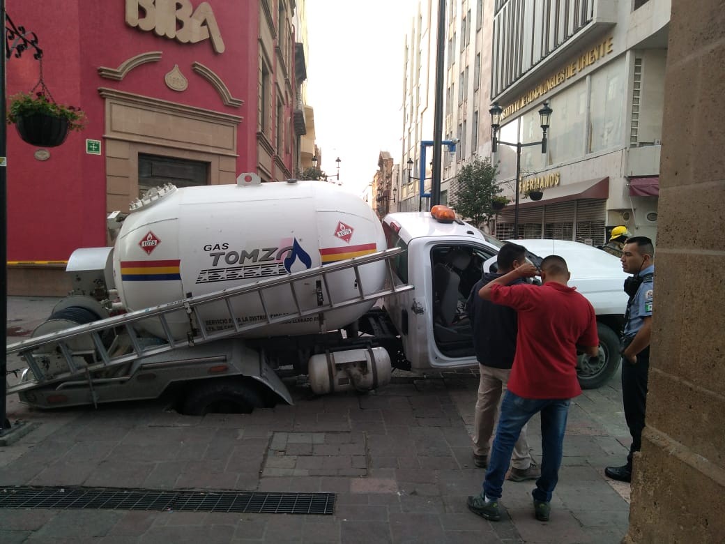 Cae pipa de gas a coladera en Zona Peatonal
