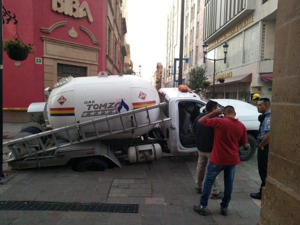 Cae pipa de gas a coladera en Zona Peatonal