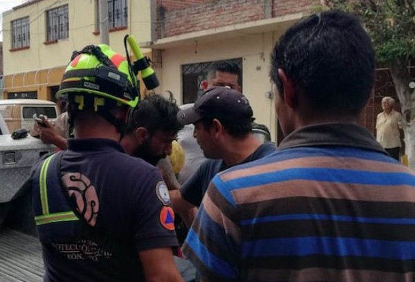 Elemento de Protección Civil se convierte en héroe al rescatar a hombre de incendio