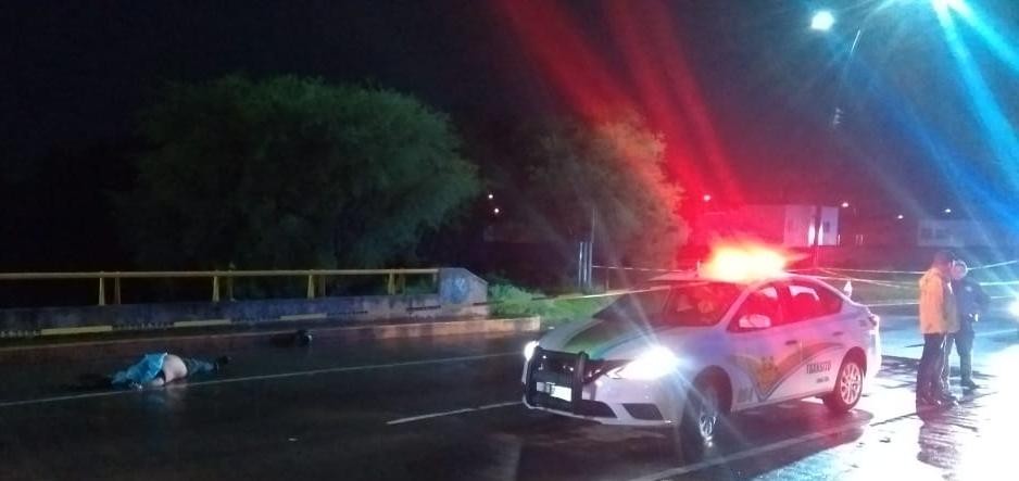 Fallece al caer de motocicleta