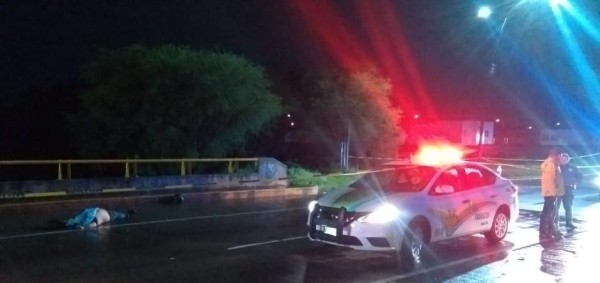 Motociclista chocó la llanta contra la guarnición y salió disparado