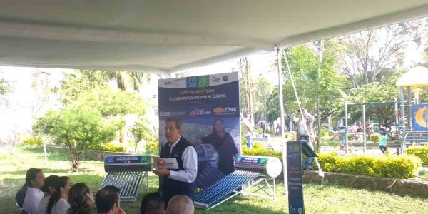 Administración de León entrega más de 5 mil calentadores solares