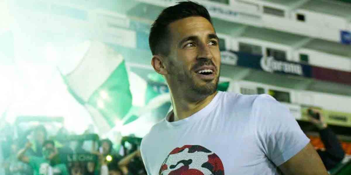 Fernando Navarro renueva contrato con el Club León