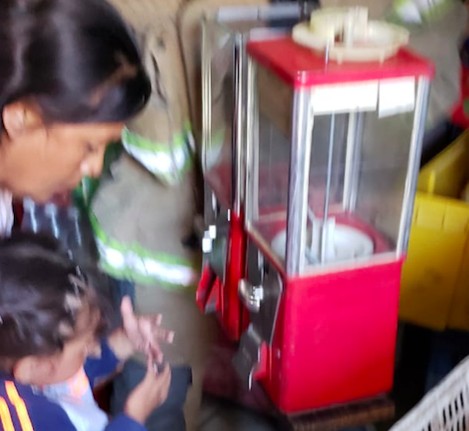 Se le atora manita a niña en máquina de dulces