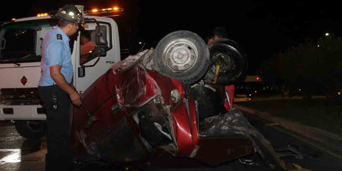 Volcadura en Industrial Julián de Obregón, una mujer murió