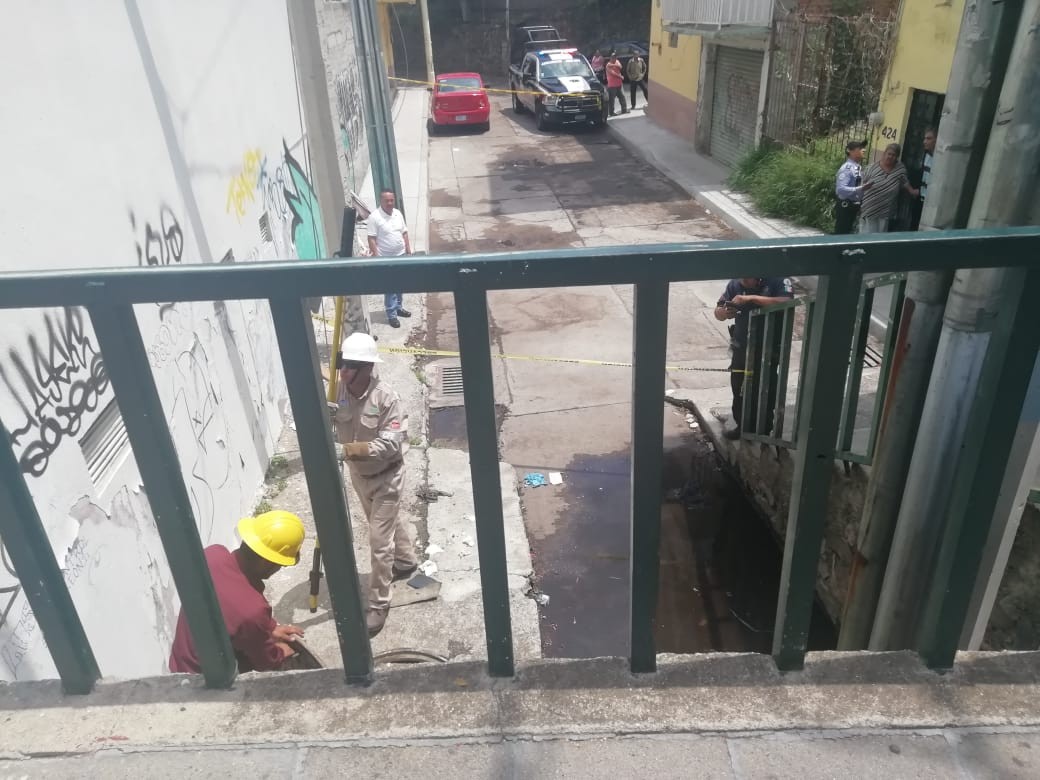 Recibe descarga eléctrica al caminar por el Barrio de Santiago