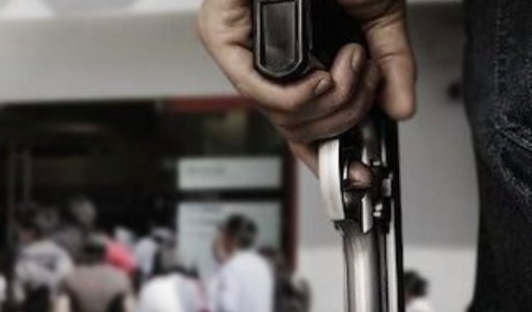 Asaltan a cliente bancario pese a que tenía escolta de policía municipal