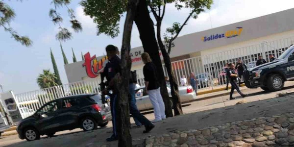 Le quitan la cartera y lo balean