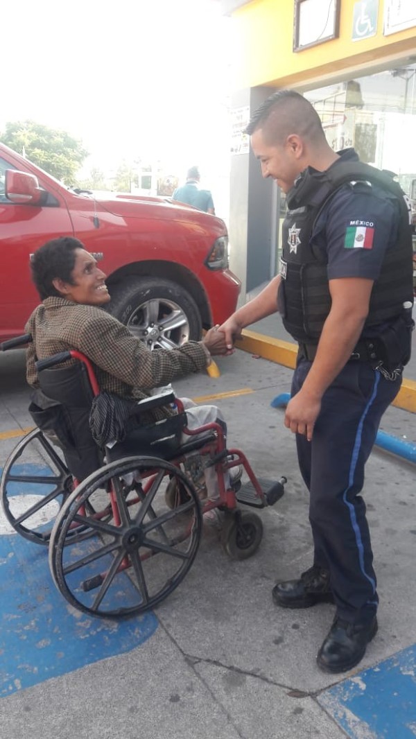 Conmueve acto de policía con señora en silla de ruedas