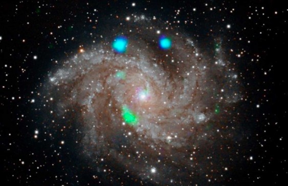 Descubre NASA luces extrañas en galaxia Fireworks