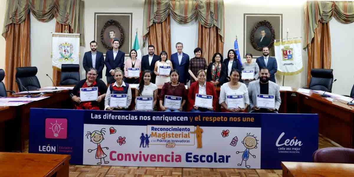 Reconocen a docentes que innovaron en la convivencia escolar