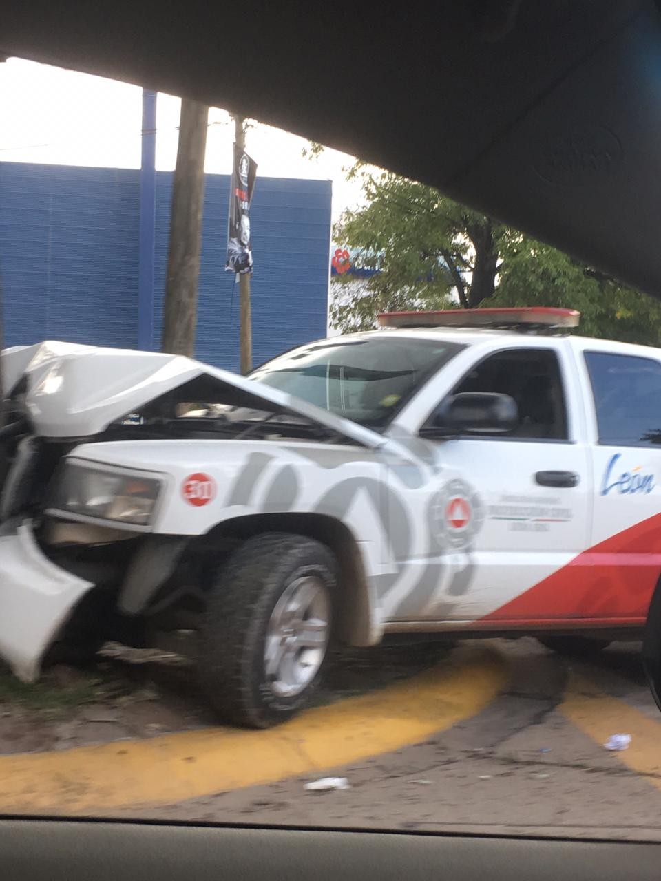 Choca camioneta de Protección Civil contra árbol