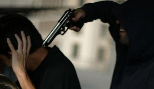 Roban con violencia camioneta de carga