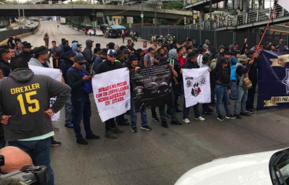 Policías federales se manifiestan bloqueando cercanías del Aeropuerto