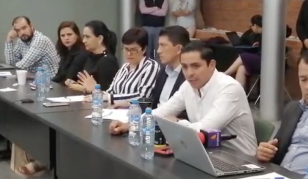 Piden cese de funcionario que presuntamente mató a una perra con un tubo