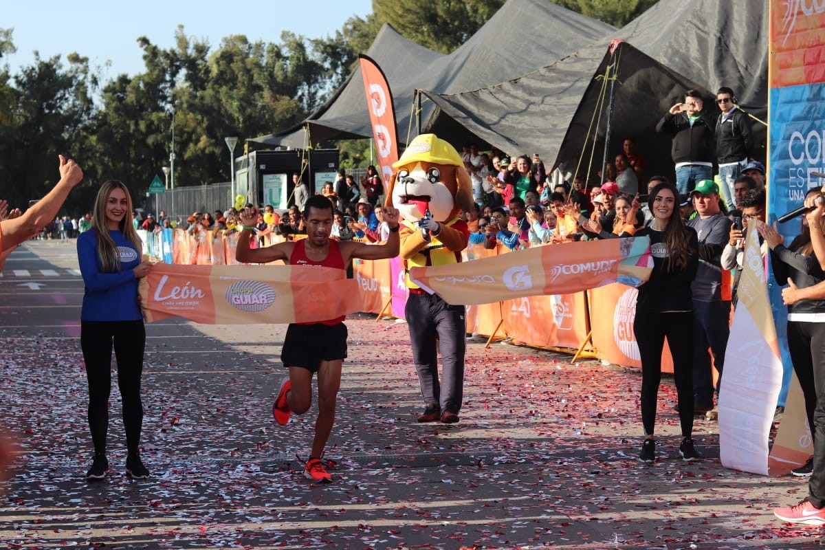 Gana Fernando Cervantes el Maratón León 2019; Caroline Kiptoo hace historia