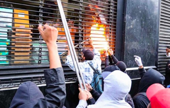 Encapuchados violentos de la CDMX son conservadores: López Obrador