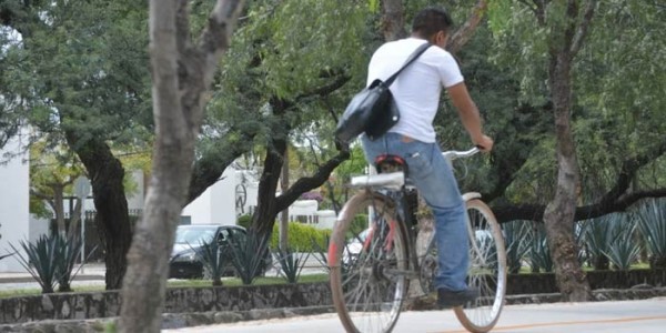Va Tránsito tras los ciclistas