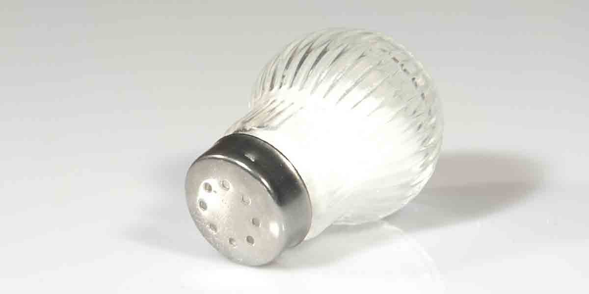 Avanza ley para prohibir saleros y garantizar agua potable a clientes en restaurantes