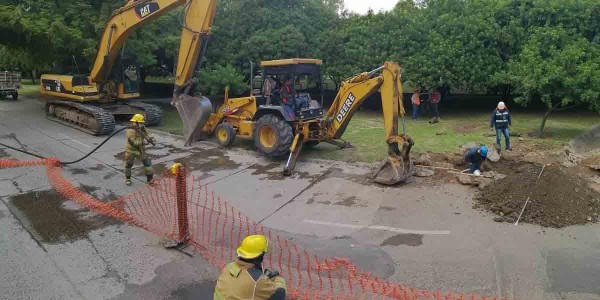 Rompen ducto de gas en obras del SAPAL